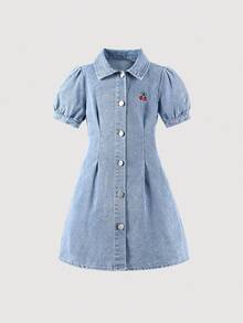 SHEIN Vintaside Kids 这款少女牛仔连衣裙饰有樱花刺绣，短袖翻领设计，甜美可爱，清新校园派对街头度假风！经典的浅蓝色水洗牛仔面料，短袖翻领设计，前开襟纽扣方便穿脱，红色樱花刺绣增添俏皮时尚感，修身剪裁凸显少女身材。适合日常休闲穿着、上学、户外活动、公园玩耍和家庭聚会等场合。 - 淺色水洗藍 - 查看 8