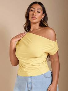 SHEIN BAE 大码女式露肩黑色短袖T恤，适合大码女装、曲线身材服装、夏季海滩度假服装、音乐节、乡村音乐节、派对、节日服装、演唱会服装、嘉年华派对服装、节日服装。这款纹理面料不对称露肩T恤上衣采用蕾丝奶油黄面料，适合锐舞派对、音乐节、锐舞派对、乡村音乐会等场合，适合夏季、海滩、早午餐、仙女风、优雅、西部风等场合。