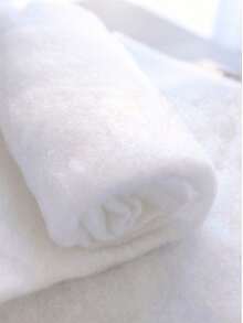 Vải lót tổng hợp lông vũ có độ đàn hồi cao, có thể giặt được, dùng cho quần áo và sản phẩm chăn ga gối đệm. Chất liệu giả lụa polyester mềm mại như lụa, được sử dụng làm chất độn cho quần áo và hàng dệt gia dụng. - trắng - Xem 1