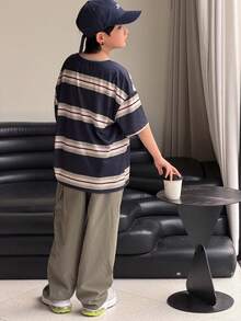 SHEIN Little Byeori 买一送一 男童休闲韩版宽松条纹T恤和工装裤套装，适合通勤、上学、日常休闲、度假、运动、春夏穿着 - 軍綠色 - 查看 3