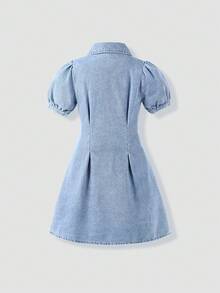 SHEIN Vintaside Kids 这款少女牛仔连衣裙饰有樱花刺绣，短袖翻领设计，甜美可爱，清新校园派对街头度假风！经典的浅蓝色水洗牛仔面料，短袖翻领设计，前开襟纽扣方便穿脱，红色樱花刺绣增添俏皮时尚感，修身剪裁凸显少女身材。适合日常休闲穿着、上学、户外活动、公园玩耍和家庭聚会等场合。 - 淺色水洗藍 - 查看 5