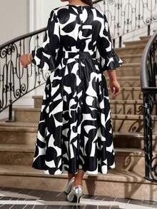 Fleurora 大码女士几何印花圆领喇叭袖优雅连衣裙 - 彩色 - 查看 2