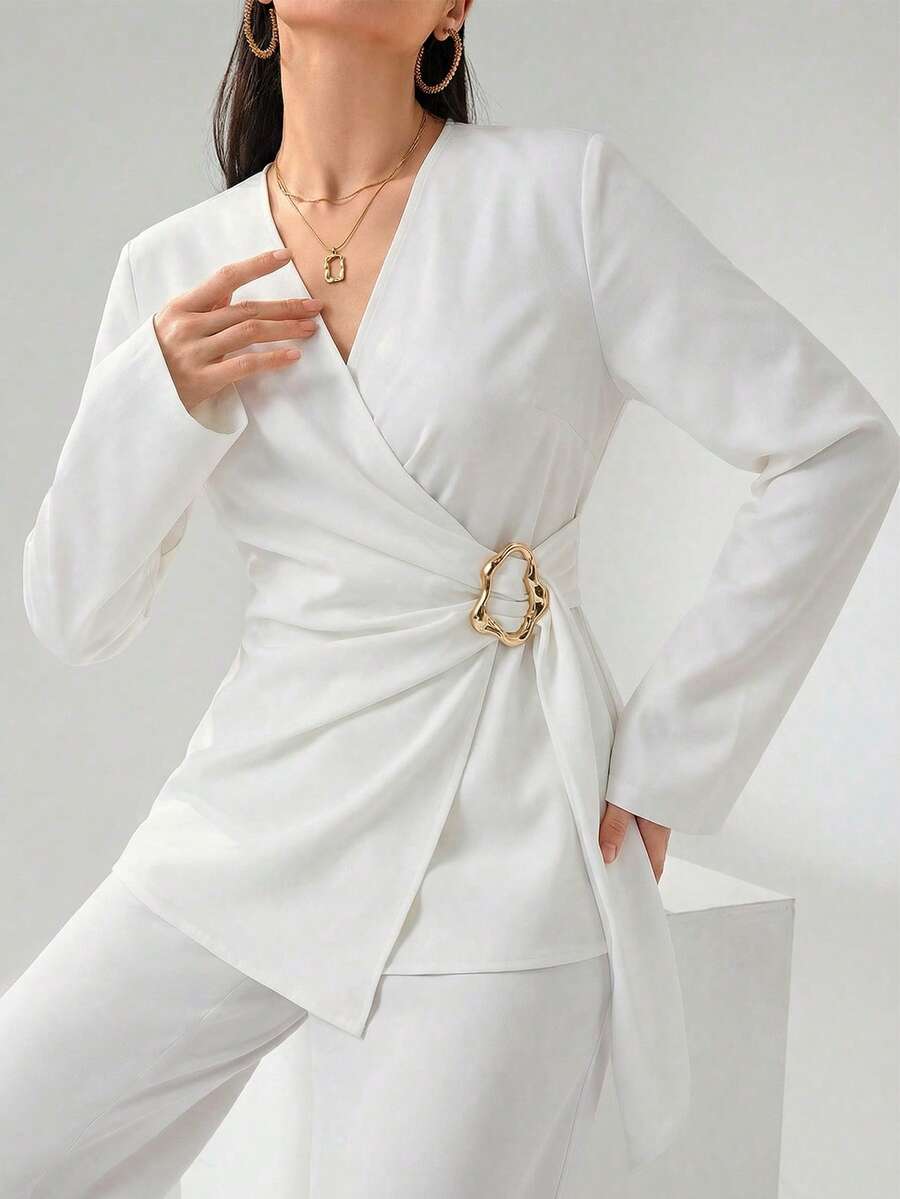 Heiryn Modna, jednokolorowa, damska koszula z długim rękawem, metalowym pasem i asymetrycznym dołem