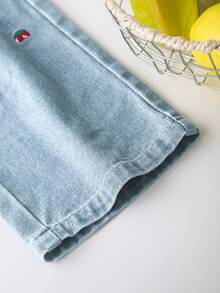 SHEIN Colete Denim Azul Lavado Casual e Ajustado com Bordado de Cereja Fofo para Meninas, Shorts Denim Ajustados com Bordado de Cereja da Moda para Meninas, Conjunto de 2 Peças, Casual e Chique para Uso Diário - Lavagem clara - Visão 5