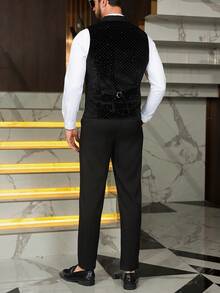 Manfinity AFTRDRK 男士商务休闲双排扣天鹅绒水钻西装套装，包含马甲和长裤，圆领设计更添时尚感和层次感，适合日常通勤、商务场合、派对和宴会穿着。这套西装是男士衣橱中不可或缺的百搭单品，也是送给男友或丈夫的绝佳礼物，尤其适合情人节、男友礼物等场合。男士西装套装包含马甲、男士晚礼服、男士黑色正装裤、男士黑色正装、男士正式优雅套装，适合日常休闲、周末旅行、户外活动、远足、轻松的工作环境或半正式场合，也是送给男友/丈夫的礼物，适合周年纪念/生日、派对、夏季假期、新年、婚礼、情人节等各种场合。男士西装马甲、男士礼服马甲、男士黑色马甲、男士婚礼马甲等都是不错的选择。 - 黑色 - 查看 2