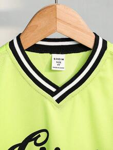 SHEIN 男童休闲宽松V领T恤，字母印花，适合日常穿着、上学、外出、运动、春夏穿着。 - 綠色 - 查看 4