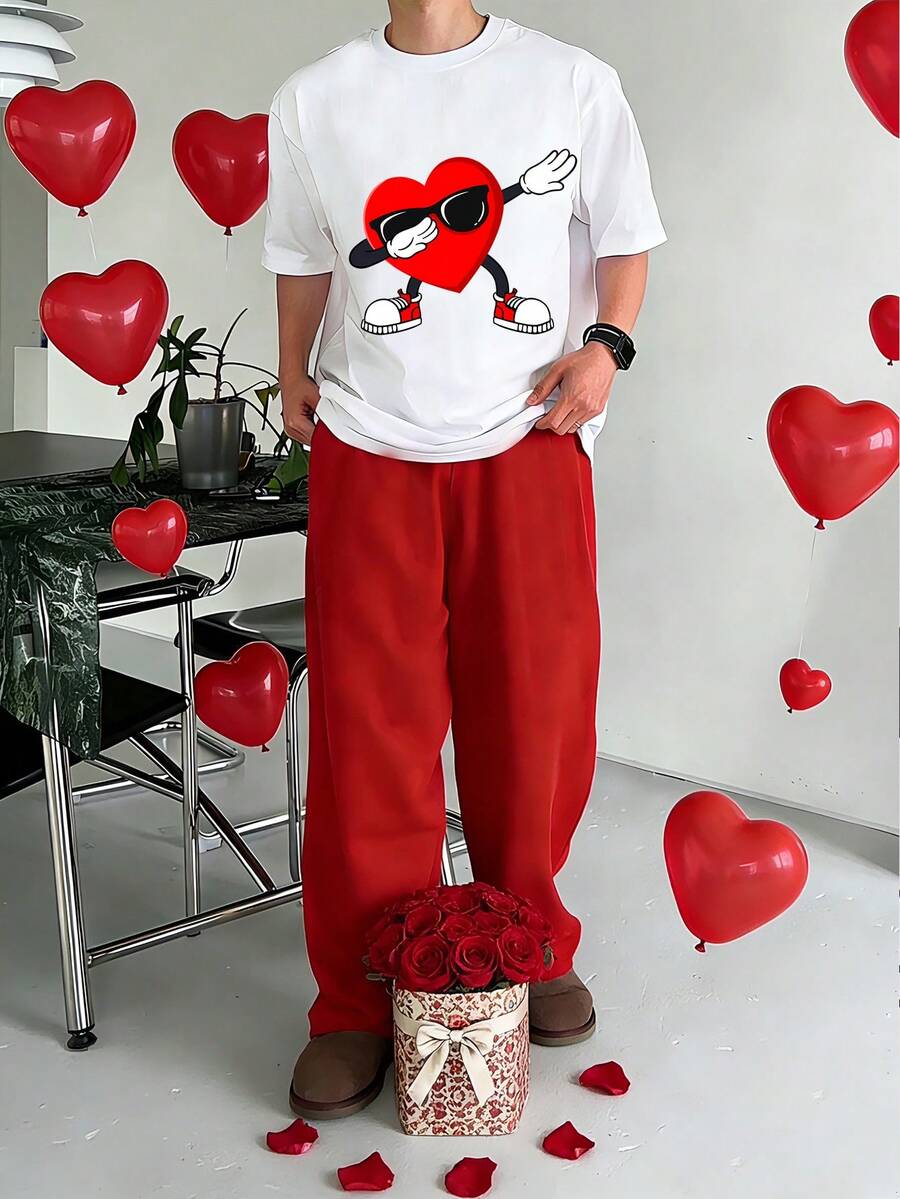 SHEIN 两件套男童经典酷炫爱心印花T恤和运动裤套装,适合夏季和秋冬季穿着。 - 彩色 - 查看 1
