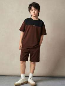 SHEIN Ensemble 2 pièces pour garçon préadolescent : t-shirt à manches courtes et col rond, blocs de couleurs, et short assorti. Idéal pour les trajets, l'école, les tenues décontractées du quotidien, le sport et le printemps/été.