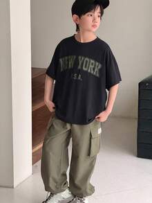 SHEIN Little Byeori 两件套儿童/青少年男童休闲日常舒适字母印花圆领短袖T恤和纯色直筒口袋裤套装 - 彩色 - 查看 3