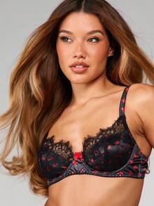 Missguided x Playboy 花卉蕾丝半罩杯文胸和丁字裤套装，饰有睫毛边和蝴蝶结细节，性感内衣 - 彩色 - 查看 5