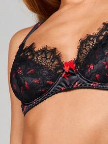 Missguided x Playboy 花卉蕾丝半罩杯文胸和丁字裤套装，饰有睫毛边和蝴蝶结细节，性感内衣 - 彩色 - 查看 7