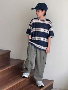 SHEIN Little Byeori 买一送一 男童休闲韩版宽松条纹T恤和工装裤套装，适合通勤、上学、日常休闲、度假、运动、春夏穿着 - 軍綠色 - 查看 2