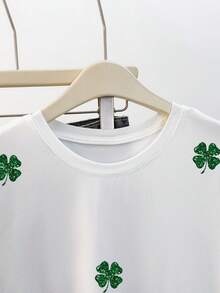 Resyla 简约绿色四叶草印花女式T恤，完美适用于圣帕特里克节、日常通勤、节日礼物、时尚单品、潮流T恤、吸睛上衣、送给兄弟姐妹的礼物、送给姐妹的礼物、送给妈妈的礼物、母亲节礼物，休闲又不失时尚感。 - 白色 - 查看 3