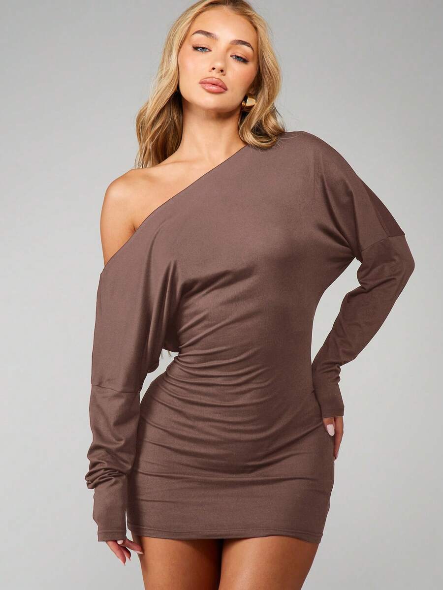 MISSGUIDED Vestido mini con hombros descubiertos, manga larga, drapeado y cuello asimétrico para fiestas de otoño e invierno - Marrón - Ver 1