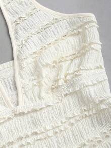 Sweetra 浪漫甜美性感千禧纯真可爱继承人休闲女孩假日约会购物下午茶舞会音乐节深V领收腰显瘦荷叶边纹理面料A字迷你白色连衣裙，春夏秋冬皆宜 - 白色 - 查看 4