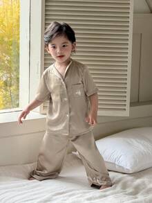 DAZY 2件套婴儿/幼儿男童缎面休闲长袖衬衫和裤子睡衣套装 - 卡其色 - 查看 4