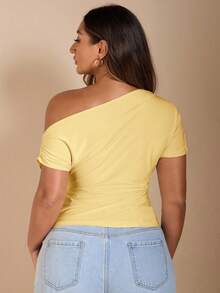 SHEIN BAE 大码女式露肩黑色短袖T恤，适合大码女装、曲线身材服装、夏季海滩度假服装、音乐节、乡村音乐节、派对、节日服装、演唱会服装、嘉年华派对服装、节日服装。这款纹理面料不对称露肩T恤上衣采用蕾丝奶油黄面料，适合锐舞派对、音乐节、锐舞派对、乡村音乐会等场合，适合夏季、海滩、早午餐、仙女风、优雅、西部风等场合。