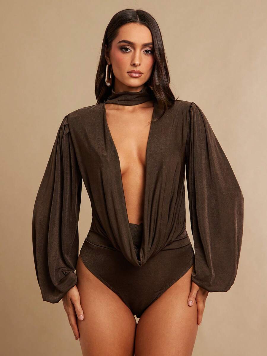 Silquee Bodysuit feminino de manga longa com decote drapeado, sexy e versátil, ideal para férias e festas. Solto, confortável e estiloso, perfeito para sair ou encontros. Bodysuit marrom para mulheres, maiô marrom para mulheres, Bodysuit marrom - Castanho - Visão 1