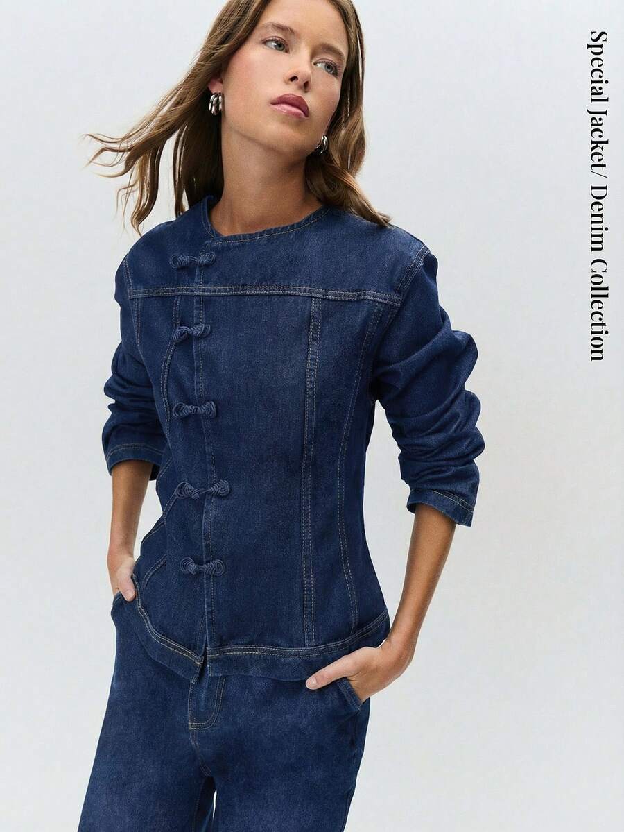 Nöista 深色牛仔外套，饰以东方风情的结扣和立体剪裁。是夏季和春假穿搭的时尚单品，融合经典剪裁与独特细节，打造百搭的秋季造型。 - 中等水洗藍 - 查看 1