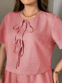 SHEIN LUNE 大码女式格子印花返校季服装 夏季女装 前系带衬衫 商务休闲女式短裤套装 返校节情人节女装 两件套 秋季女装 复古风格女装 节日女装 - 紅白色 - 查看 5