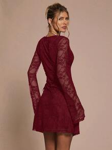 SHEIN BAE Robe élégante à manches évasées en dentelle noire, col en V, avec volants, cordon de serrage et fente sur le côté. Convient pour les cocktails, les rendez-vous romantiques, les tenues d'automne/hiver, les fêtes, les événements formels, Halloween et Noël - Rouge foncé - Voir 2