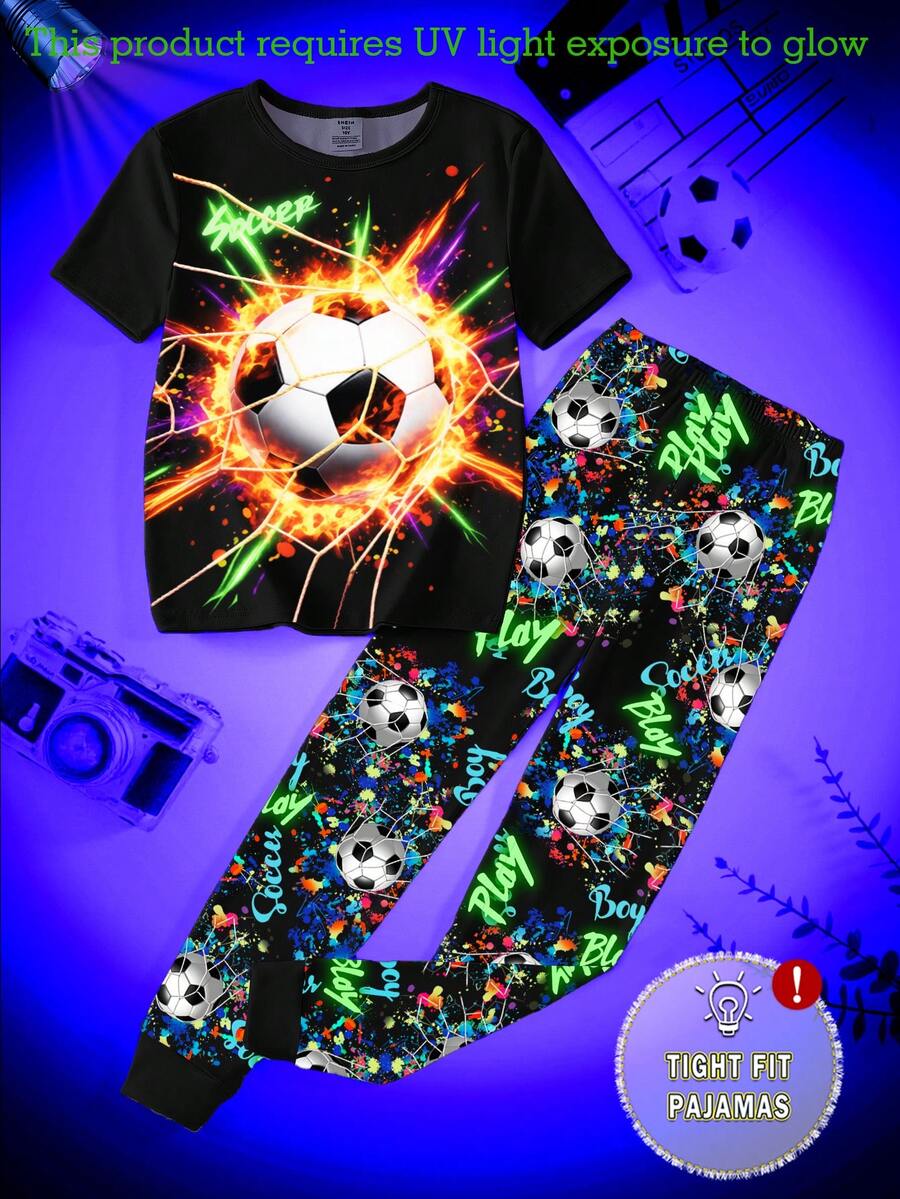 一套男童夜光足球印花修身短袖上衣和长裤睡衣套装，春夏款