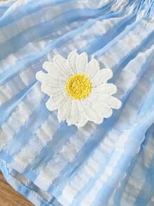 两件套女童舒适时尚休闲套装，常规厚度，可爱蝴蝶结装饰，3D立体花卉格纹背带上衣搭配刺绣柔软牛仔裤，适合春夏日常、居家、外出、旅行、上学、度假等场合。 - 彩色 - 查看 3