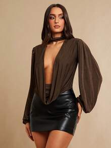 Silquee Bodysuit feminino de manga longa com decote drapeado, sexy e versátil, ideal para férias e festas. Solto, confortável e estiloso, perfeito para sair ou encontros. Bodysuit marrom para mulheres, maiô marrom para mulheres, Bodysuit marrom - Castanho - Visão 6