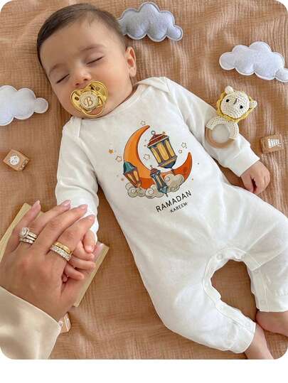 This Newborn Girl's Casual And Adorable Cartoon Knitted Long-Sleeved Bodysuit Features A Moon Cartoon Pattern. The Soft And Skin-Friendly Fabric Is Gentle On Baby's Delicate Skin, Making It Suitable For Daily Wear, Holiday Gifts, And Is A Top Choice For Newborns In Arab Countries. It Also Makes A Great Baby Gift Box.