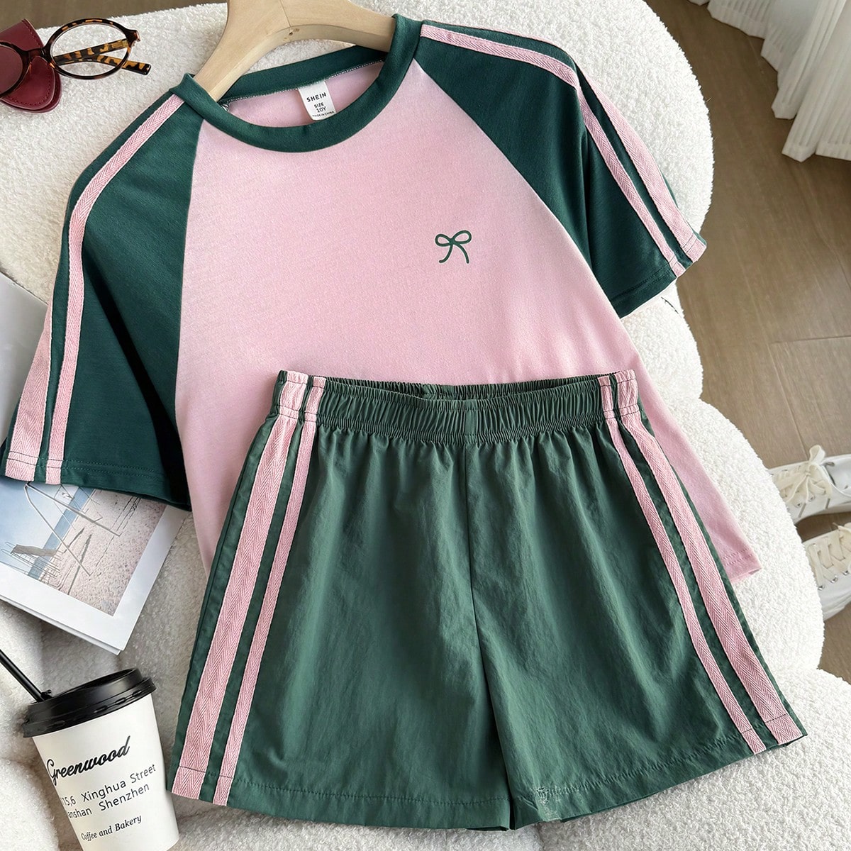 Conjunto de camiseta de manga corta y pantalones cortos con bloques de color para niñas preadolescentes, de tela ligera y holgada, adecuado para uso