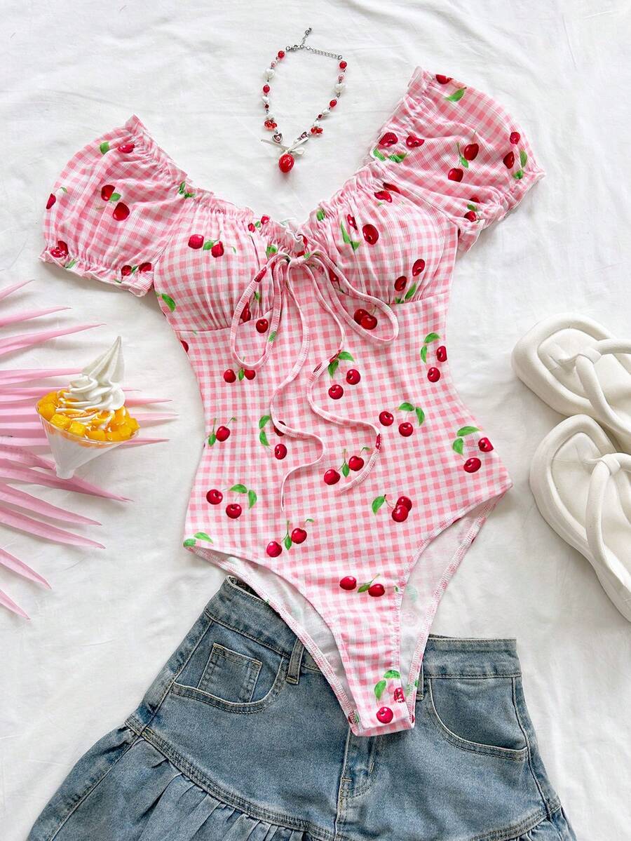 Soleia Body à volants avec imprimé cerises et carreaux, à nouer devant pour femmes en vacances - Multicolore - Voir 1