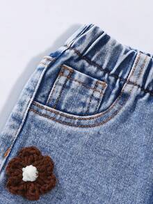 SHEIN Denimly 女婴休闲都市浅色水洗阔腿裤，全松紧腰带，心形贴片刺绣，可爱花卉钩编装饰，米色和白色花朵与水洗牛仔布相得益彰，温暖的秋冬气息与春夏的活力完美融合。 - 淺色水洗藍 - 查看 4