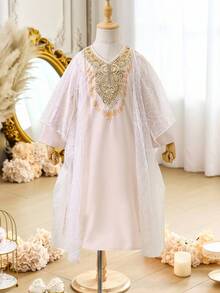 SHEIN 这款浅粉色两件套女童套装，上衣采用精致蕾丝面料，领口和袖口饰有色彩缤纷的刺绣花卉，设计优雅别致，适合节日或家庭聚会等正式场合，轻盈透气，是春秋季的理想之选。 - 粉色 - 查看 6