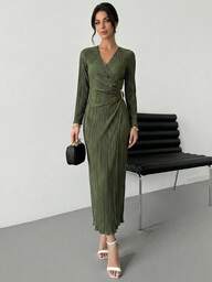 Firerie Elegancka, minimalistyczna, codzienna sukienka do pracy, oliwkowozielona, plisowana, teksturowana, z długim rękawem, dekoltem w serek, zdobiona metalowymi guzikami, dopasowana, bardzo długa, sukienka jesienno-zimowa, zielona, sukienki codzienne, sukienka na zakończenie szkoły, sukienka zimowa