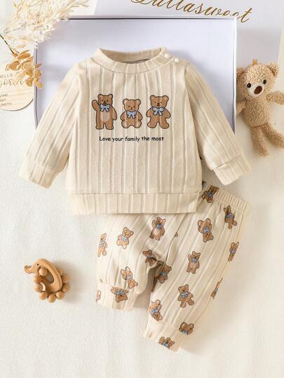 新生儿杏色小熊图案印花长袖上衣搭配印花长裤，两件套。秋季新款。面料舒适，可爱休闲。男女宝宝均可穿着。