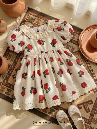 Cozy Pixies Blommig klänning med rund hals och volangkant för babyflicka, lämplig för semester