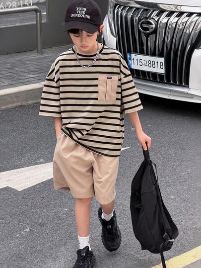 2件套男童休闲韩版宽松舒适百搭条纹撞色口袋圆领短袖T恤和纯色短裤套装，适合通勤、上学、日常休闲、运动、春夏穿着。