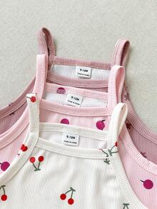 SHEIN Playful Pals 女嬰3件組粉色櫻桃花卉印花吊帶短褲套裝，可愛夏季家庭款羅紋背心上衣與荷葉邊下襬套裝，適合海邊度假穿搭 - 彩色 - 查看 3