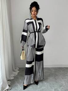 SHEIN Raffinéa 全新小众设计黑白几何印花套装：翻领长袖系腰衬衫，垂坠质感高级，搭配褶裥阔腿裤，时尚两件套，尽显精致优雅。 - 彩色 - 查看 3