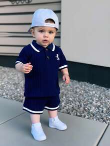 SHEIN 男婴两件套，藏蓝色Polo衫和短裤套装，厚条纹面料，适合日常户外玩耍、上学、度假，款式优雅，适合家庭休闲、运动和派对穿着。 - 藏藍色 - 查看 4