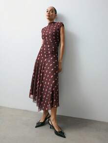 Maija 这款女士不对称下摆印花连衣裙，时尚优雅。酒红色搭配独特印花，尽显高贵浪漫，是情人节、生日派对等夏季场合的理想之选。不对称下摆设计增添飘逸动感，修身剪裁凸显女性曼妙身姿。无论是作为优雅的日常装扮还是节日盛装，都能让您散发自信魅力。 - 棕色 - 查看 5