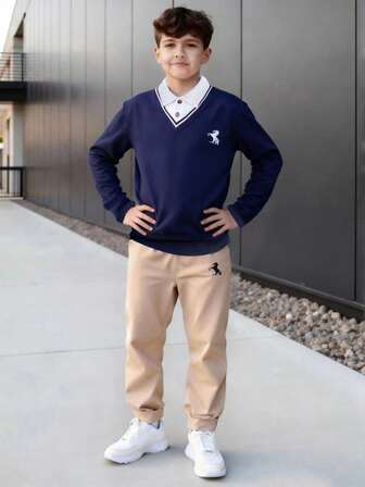 Casuvi Kids 两件套男童海军蓝 Polo 领刺绣条纹学院风上衣和卡其色直筒裤套装，适合日常、复古校园风、运动街头风、返校季、春秋季穿着。