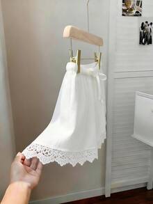 Chiquease Damskie, swobodne, modne szorty z koronkową lamówką w talii - Biały - Zobacz 3