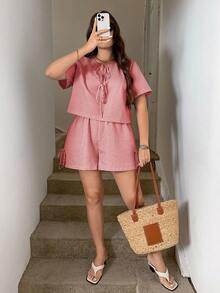 SHEIN LUNE 大码女式格子印花返校季服装 夏季女装 前系带衬衫 商务休闲女式短裤套装 返校节情人节女装 两件套 秋季女装 复古风格女装 节日女装 - 紅白色 - 查看 8