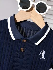 SHEIN 男婴两件套，藏蓝色Polo衫和短裤套装，厚条纹面料，适合日常户外玩耍、上学、度假，款式优雅，适合家庭休闲、运动和派对穿着。 - 藏藍色 - 查看 3