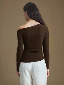 Ontre 2026新款女士简约纯色不对称褶裥肩部修身上衣，适合都市通勤、商务休闲、约会、婚礼、春夏度假等场合，咖啡棕色，低调复古气质，尽显都市通勤高端风范，机场时尚女装，采用优质面料。 - 棕色 - 查看 3