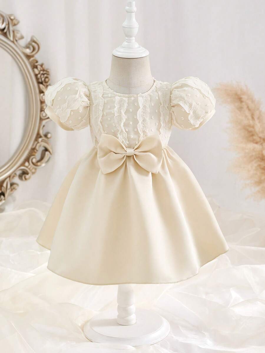 SHEIN Đầm công chúa tay phồng cổ tròn thêu ren lưới thanh lịch cho bé gái, thoải mái và mềm mại, thích hợp cho các buổi đi chơi mùa xuân/hè, tiệc tùng, sinh nhật, họp mặt gia đình và làm quà tặng, dành cho bé từ 6 tháng đến 3 tuổi. - Màu be - Xem 1