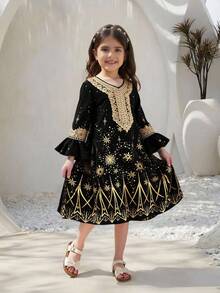 SHEIN 少女黑色长袍，传统款式，饰以精致花卉印花，垂坠式滚边，条纹设计，并带有口袋，舒适百搭，适合户外穿着。 - 黑色 - 查看 1