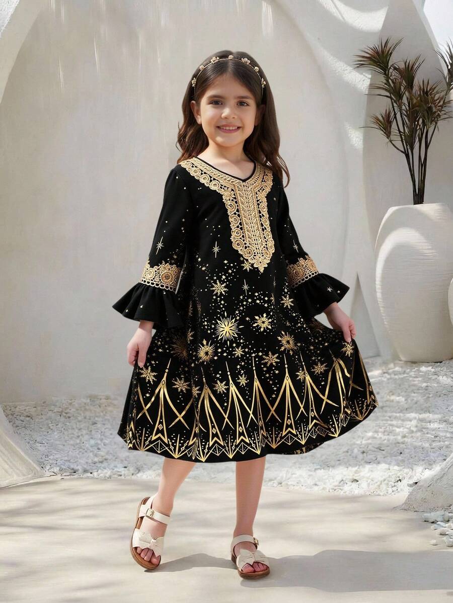 SHEIN 少女黑色长袍,传统款式,饰以精致花卉印花,垂坠式滚边,条纹设计,并带有口袋,舒适百搭,适合户外穿着。 - 黑色 - 查看 1