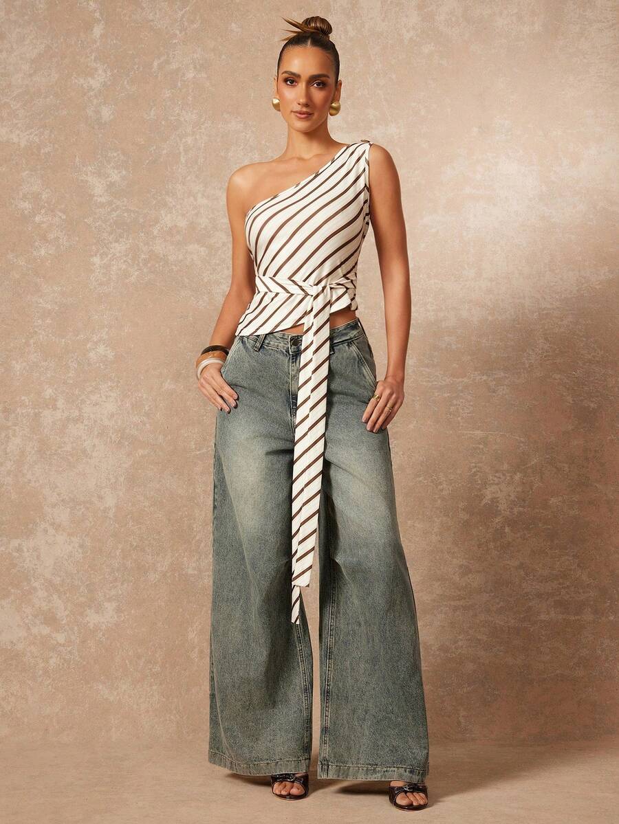 Lumalex 女士休闲象牙色条纹单肩露脐上衣，采用柔软垂褶的胸部设计，不对称短袖，修身剪裁，展现优雅女性曲线，适合春夏穿着，营造浪漫优雅的氛围，也适合晚宴、度假、生日、情人节、海滩度假等场合。